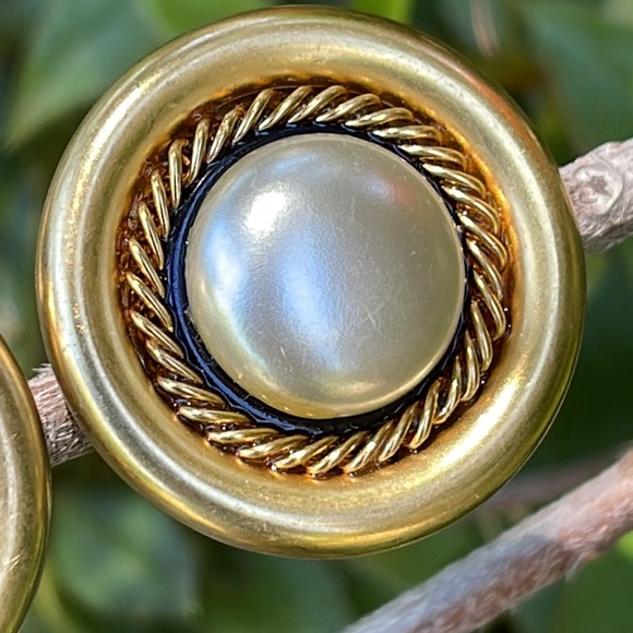 Vintage Patti Horn Large Goldtone Pearl Round Button Clip on Earrings - Picture 4 of 5